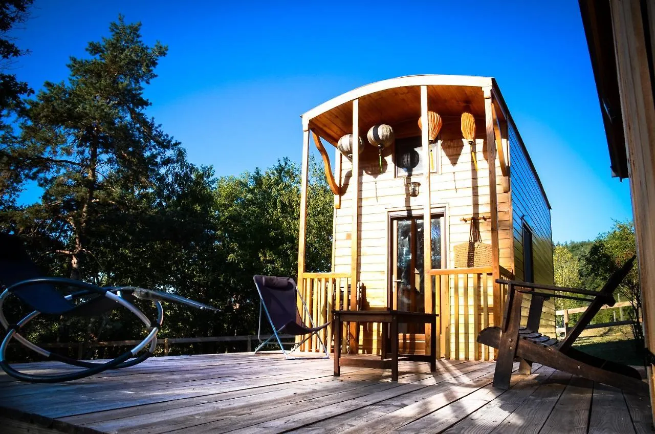 Hotel Le Petit Rias en Roulotte, 4 personnes, coin cuisine et cabinet de toilette à Saint Maurice en Chalencon 0*,  France