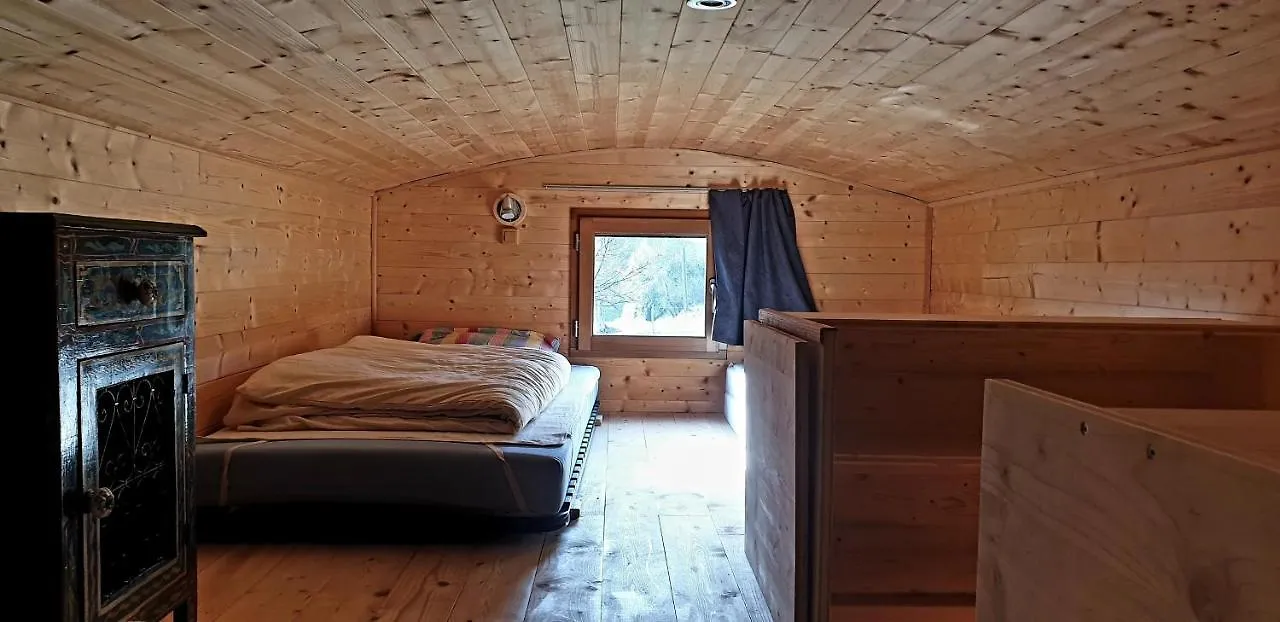 Hotel Le Petit Rias en Roulotte, 4 personnes, coin cuisine et cabinet de toilette à Saint Maurice en Chalencon 0*,  France